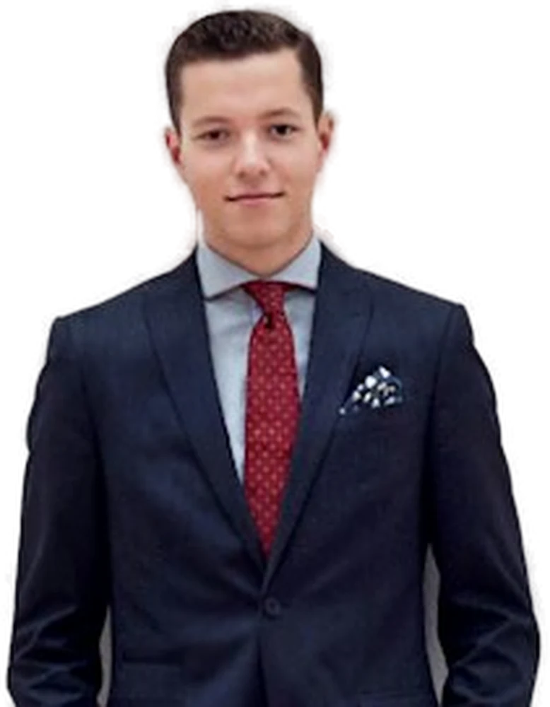 Homme en costume bleu marine