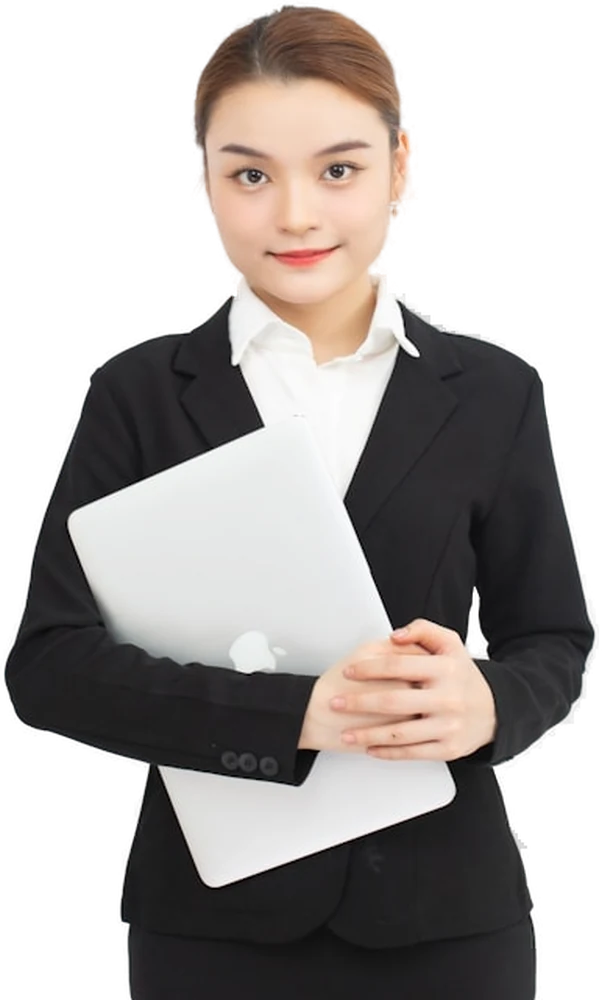 Femme en tailleur tenant un ordinateur portable